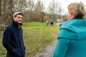 Gesprächsteilnehmer teilt Gedanken Doris Kramm mit.